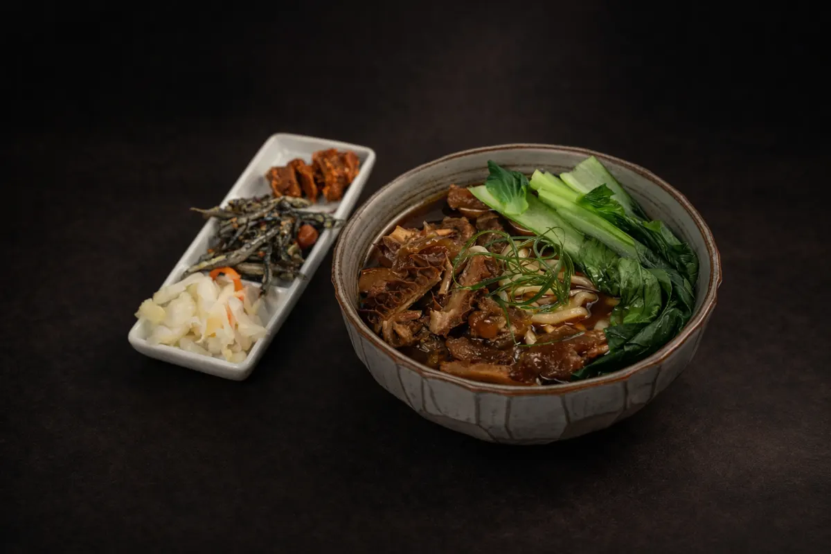 牛三寶牛肉麵｜Deluxe Beef Noodle Soup